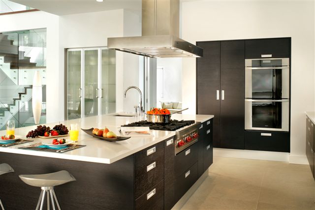 Clean, minimalistic and straight lines that are so typical the Japanese design. Kitchen design by Kuche+cucina.
